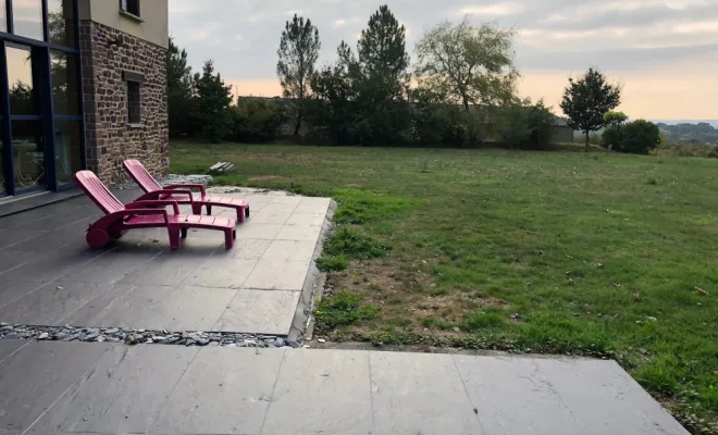 Terrasse en pierre naturelle ou grès cérame, Pleumeleuc, Tendance Naturelle