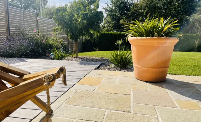 Terrasse en pierre naturelle ou grès cérame, Pleumeleuc, Tendance Naturelle