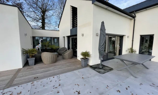 Terrasse en pierre naturelle ou grès cérame, Pleumeleuc, Tendance Naturelle